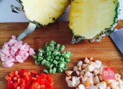 菠萝海鲜炒饭的做法图解1