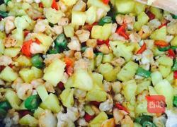 菠萝海鲜炒饭的做法图解2