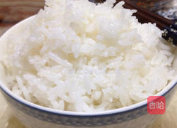 菠萝海鲜炒饭的做法图解3