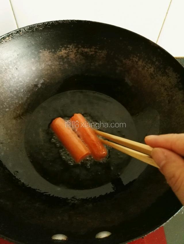 用筷子不停翻动