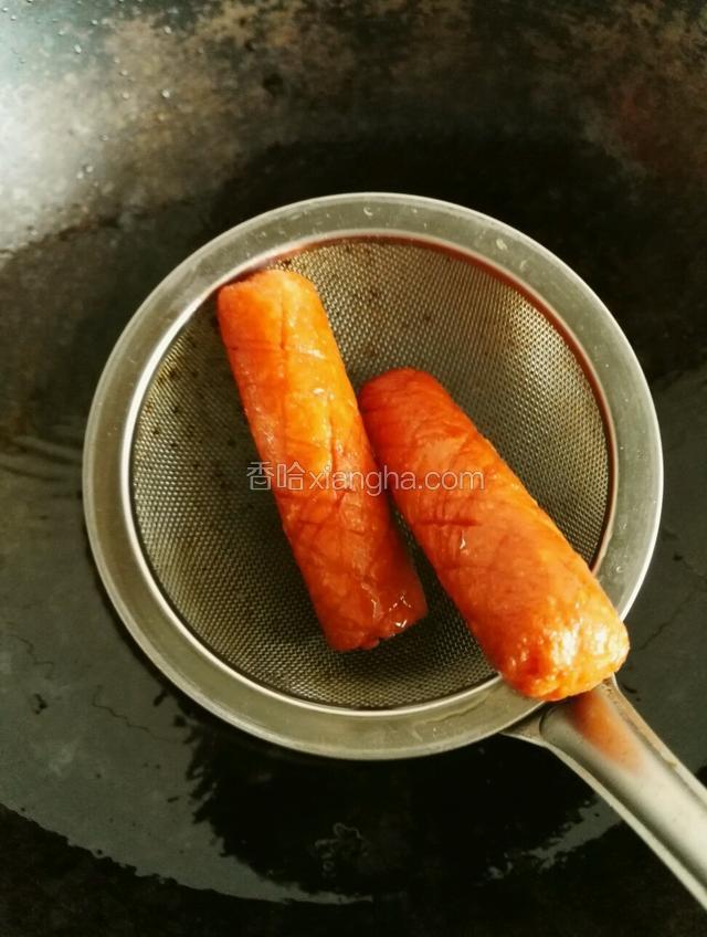 直到炸焦红色就可以了捞出控油