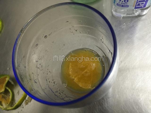 橘子对半切开挤一半橘子汁进去