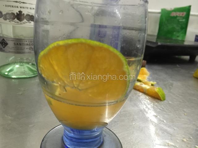 橘子切片放杯壁装饰