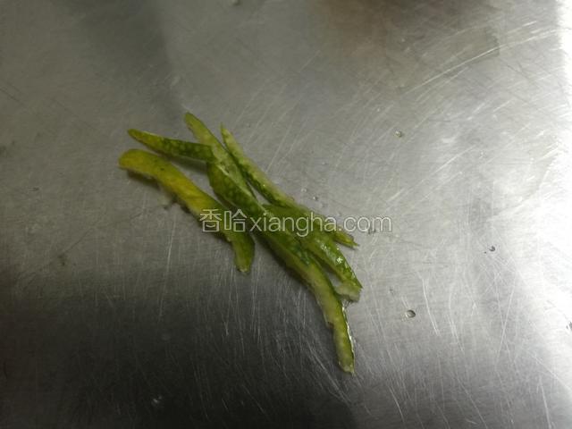 橘皮切丝放杯子里面