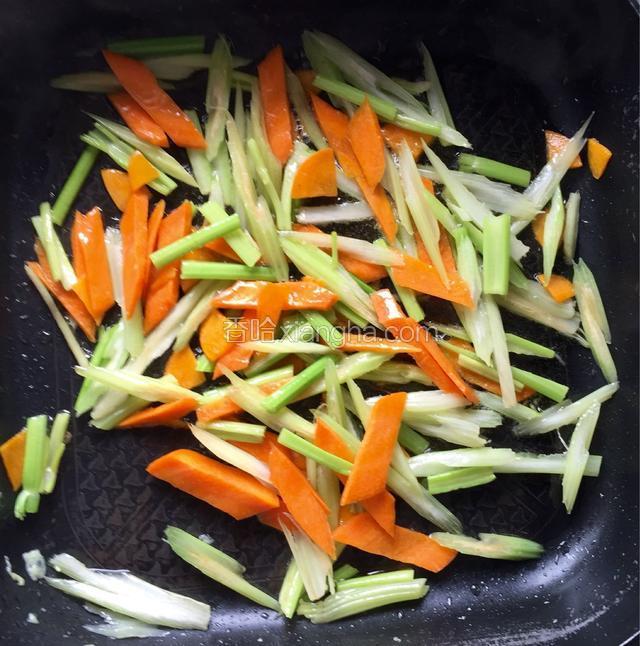 加入胡萝卜条翻炒2分钟