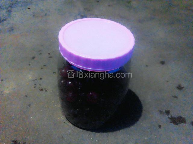 然后将葡萄和冰糖一起放入密封瓶中，过一个月会发现有很多的汁水即葡萄酒