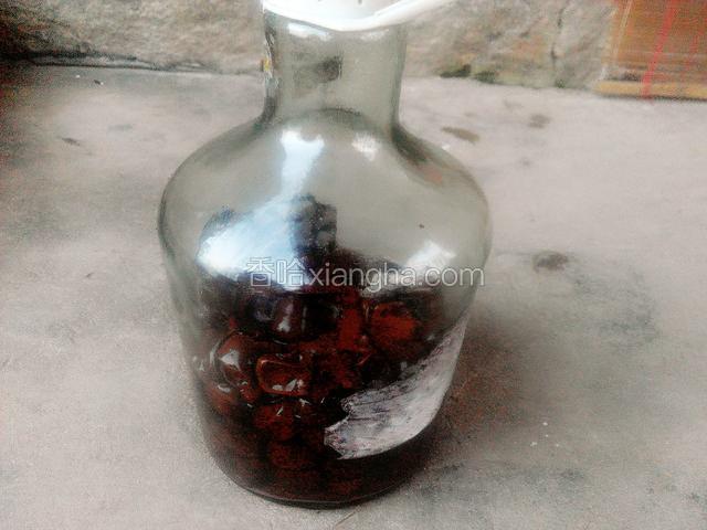 这是我浸泡了快一年的葡萄酒，（已经喝了好多了~~）