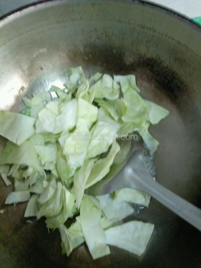 下包菜翻炒。