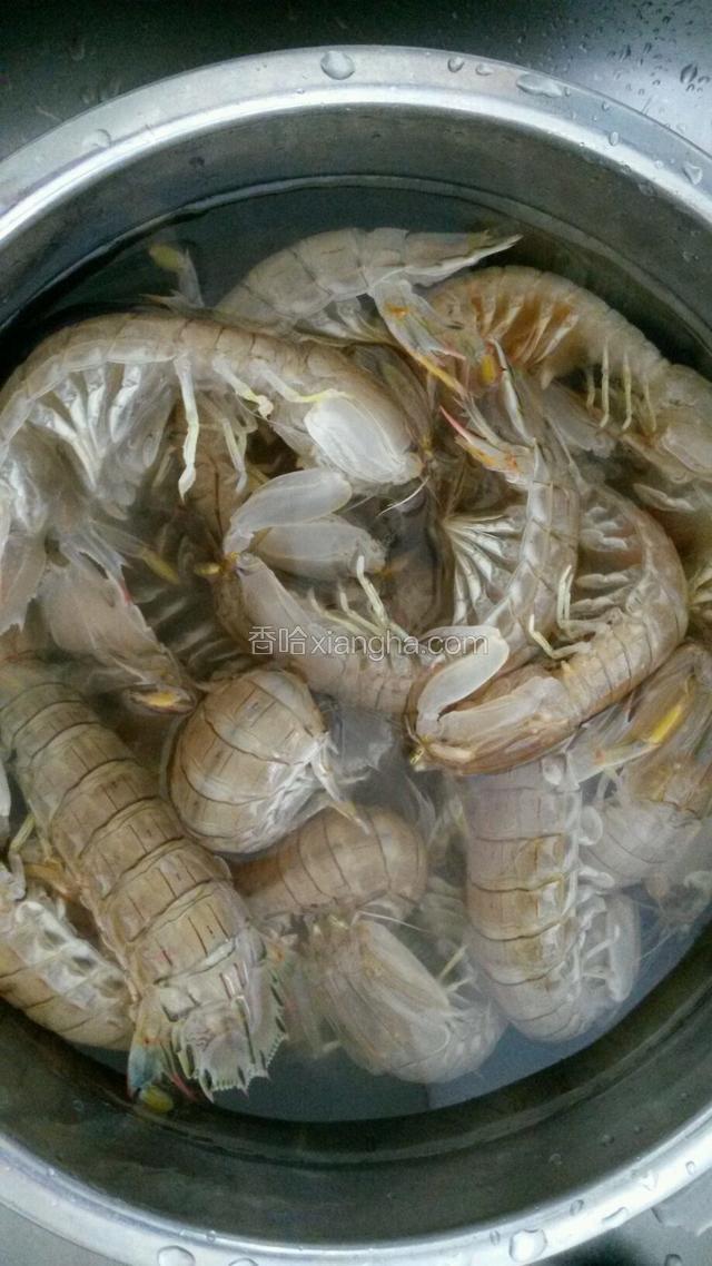 把爬虾洗净。