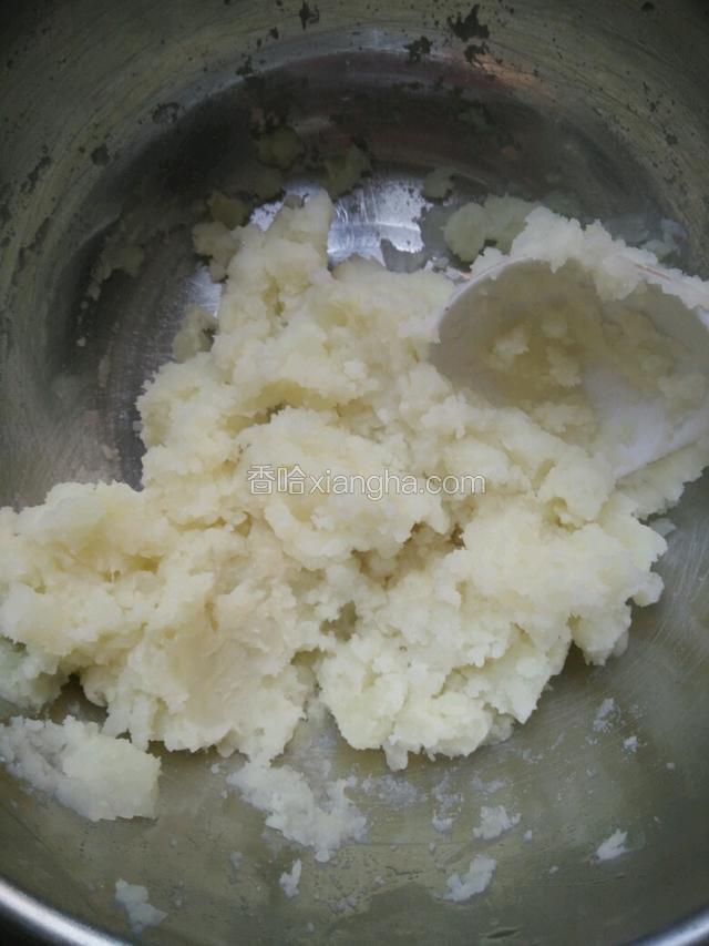 蒸熟后放到盆里碾碎，稍微放凉一会