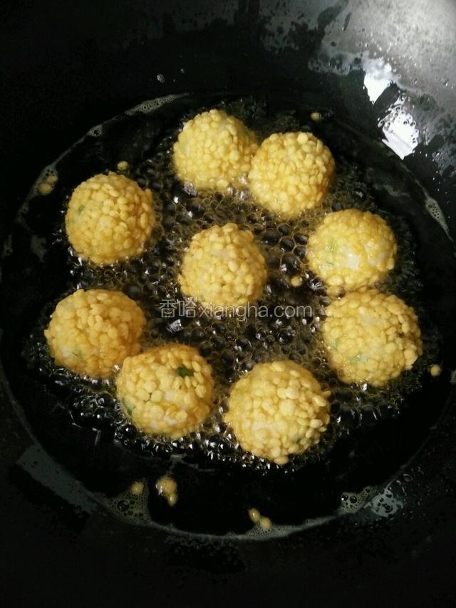 锅里倒油，烧至7成热的时候放入土豆球开始炸，小火