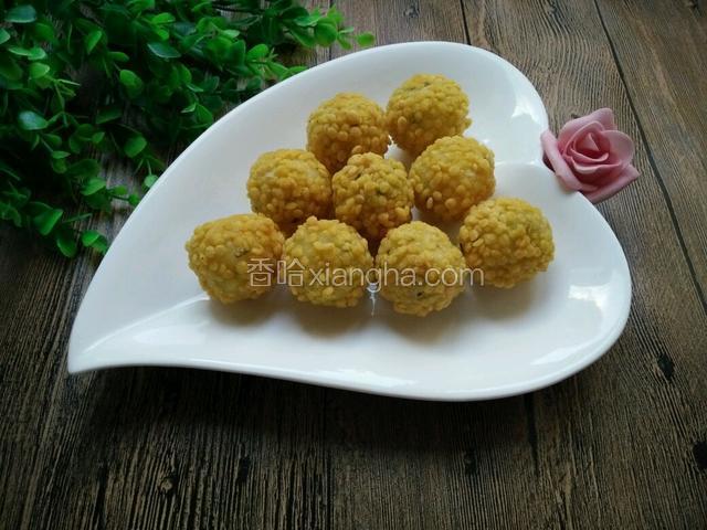 炸好后捞出即可，装盘