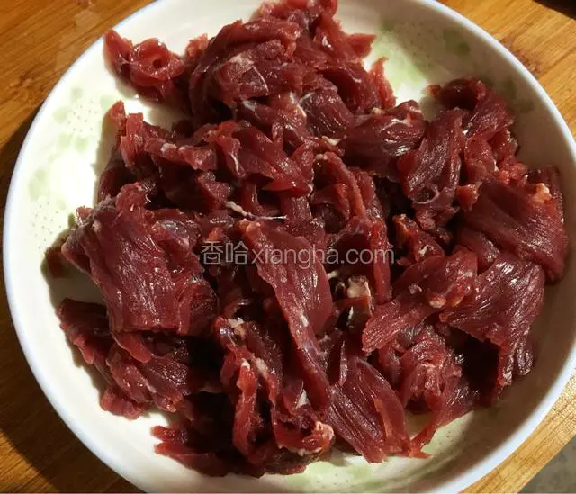 牛肉切薄片备用