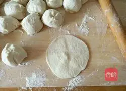 Illustration of how to make braised pork buns 12