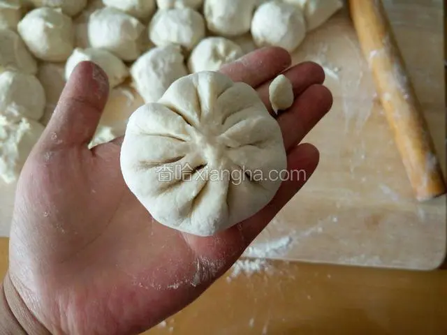 包成包子 揪去顶部多余的面