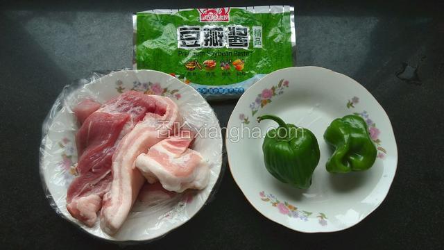 主料集合，五花肉适量，青辣椒两个洗净。
