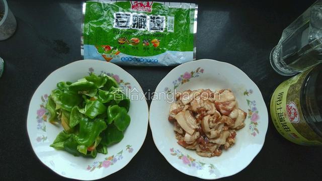 青椒手撕小块，五花肉切片加入料酒、酱油、少许盐、少许淀粉用手抓匀腌制半小时入味。