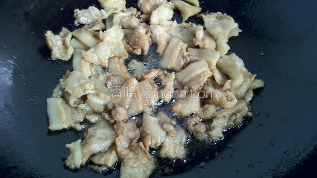 热锅加入油，油稍热即放入腌好的肉片煸炒。
