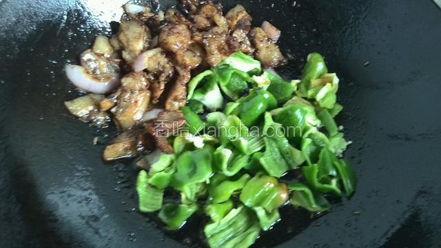 肉片煸炒均匀，拨到一边，放入青椒。