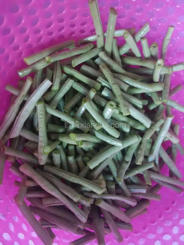 豆角洗干净摘掉两头切成段沥水。