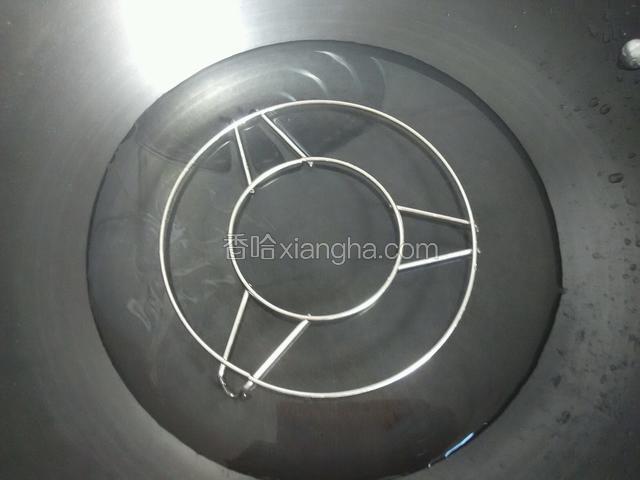 锅里注入水放入蒸架。