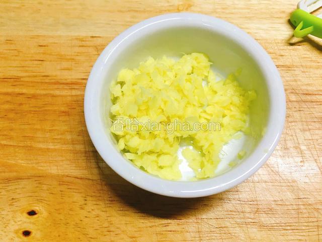 姜去皮切末。