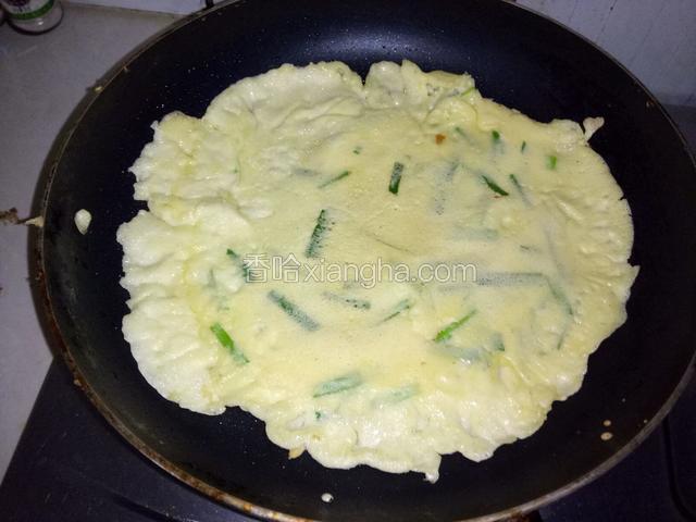 将它翻面继续煎制（小火）