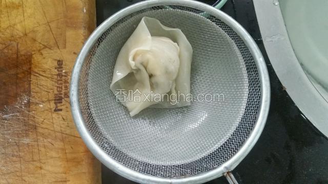 馄饨煮3分钟关小火看到浮起来了证明熟了，捞起沥干
