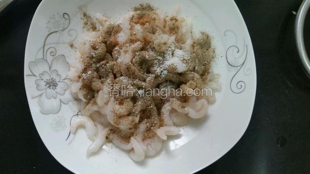 剥完用盐，胡椒粉，料酒腌制一下
