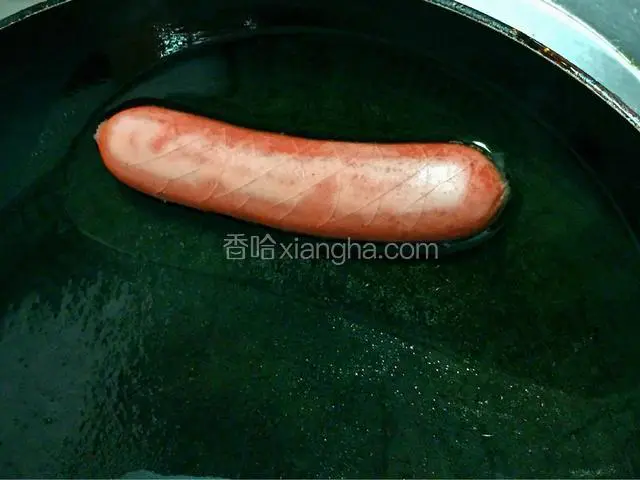 锅里烧油，油热了，关小火，慢慢炸