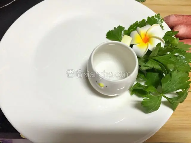 盘子里面做上喜欢的装饰，小碗里面可用放辣椒面，花椒面，盐味精打的调料。也可以放入喜欢的沙拉酱