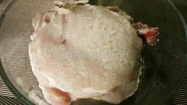 我买的大排，菜场老板娘已经在大排的上下俩面敲打过了。这部分我就省略了。