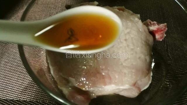 一勺半料酒，用手抓均匀。