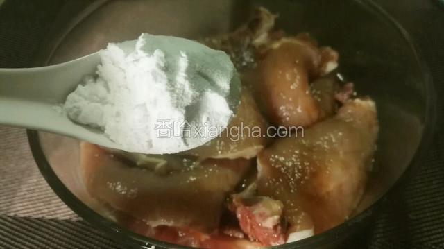 腌制好的大排，加入一勺半生粉。不放水，腌制中有水份的。