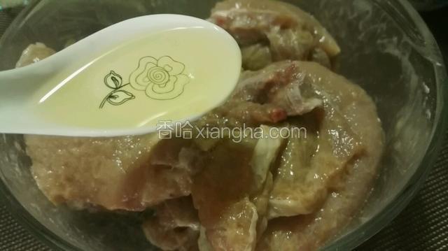 在加一勺色拉油，用手抓均匀，过油不会粘锅。