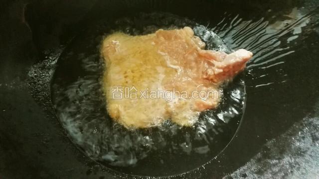 锅要烧热就不会粘锅，倒入色拉油，要多放些油。开中火。