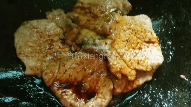 倒入3勺味极酱油，翻拌均匀。开小火。