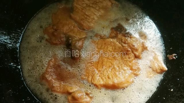 啤酒要满过大排，中火烧15分钟。