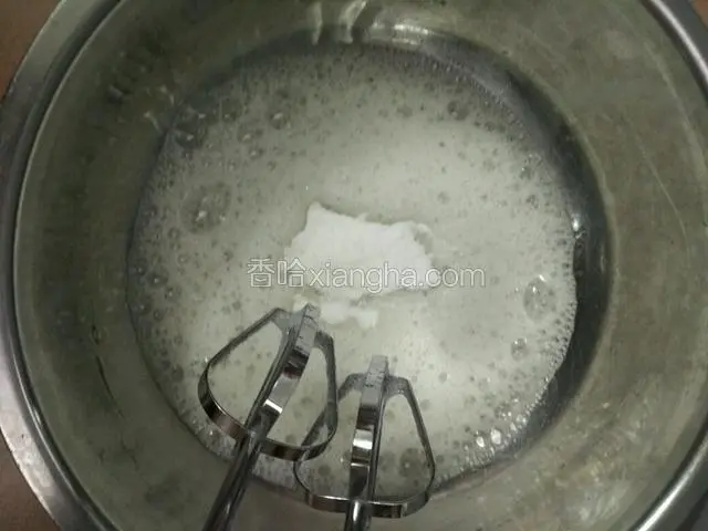 蛋清里加2-3滴醋用电动打蛋器打出鱼眼泡时加入1/3白糖，白糖我用料理机干磨一下这样更容易打好蛋清