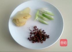 苦瓜猪骨汤的做法图解1