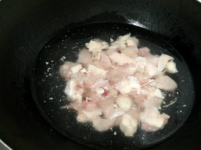 锅里添加适量的清水放入鸡肉焯水。