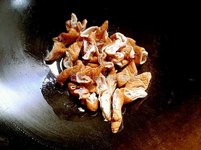 锅内加色拉油五克，把肥肠下锅，开小火煸炒两分钟，把肥肠内的油煸出为好（以免吃起来有油腻感）
