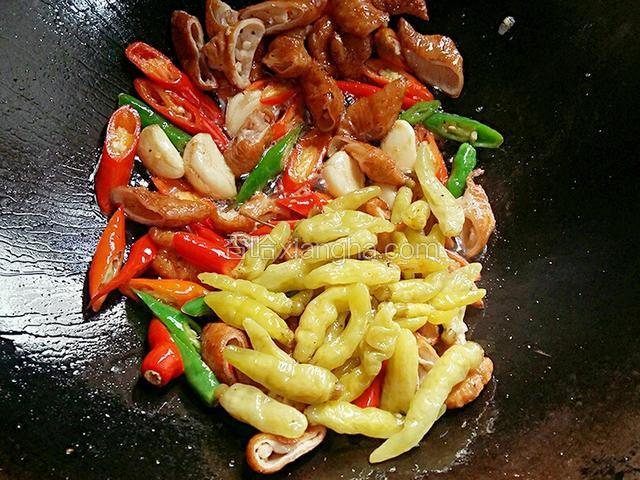 接着，再把泡椒下锅翻炒一分钟左右