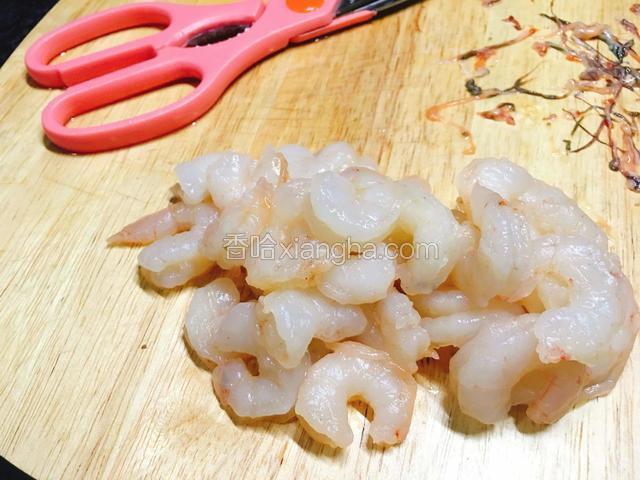 虾仁洗净开背去虾线。