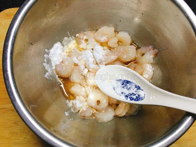 放入料酒和淀粉抓匀。