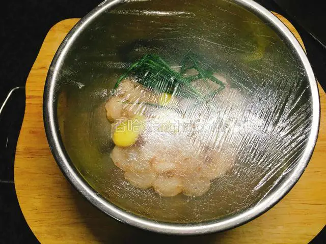 盖上保鲜膜放入冰箱冷藏半小时。