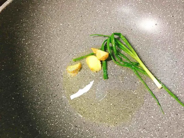 锅内倒入适量的油，大火爆香葱姜。