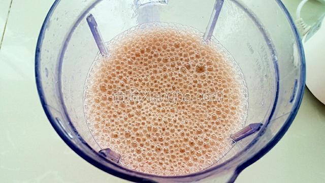 启动料理机打成葡萄果汁。