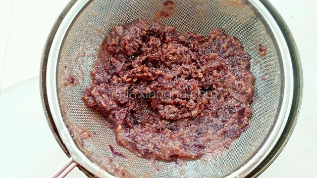 用筛网过滤掉果渣，过滤出来的果汁加糖饮用即可。