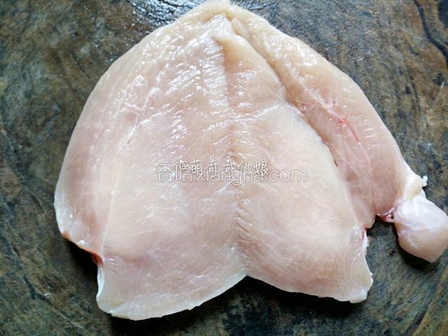 鸡胸脯肉洗干净撕掉筋膜，用菜刀从侧面对半剖开不切断。